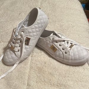 Guess white canvas women’s tennis shoes sneakers 8.5